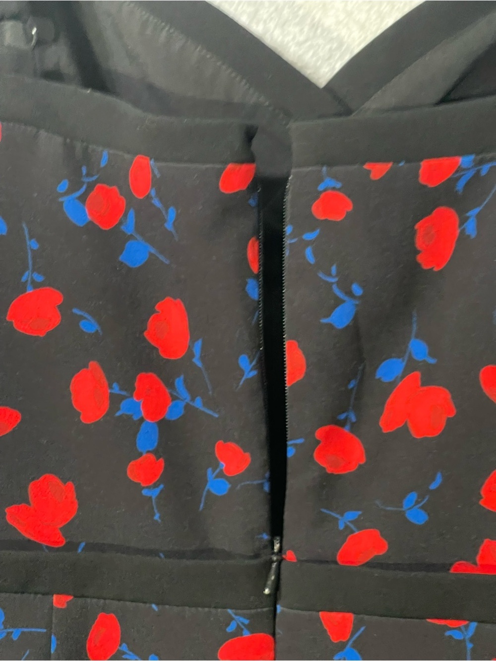 Black Halo Daria Midi Dress with Red & Blue Floral Print - Size 4 - Picture 3 of 5
